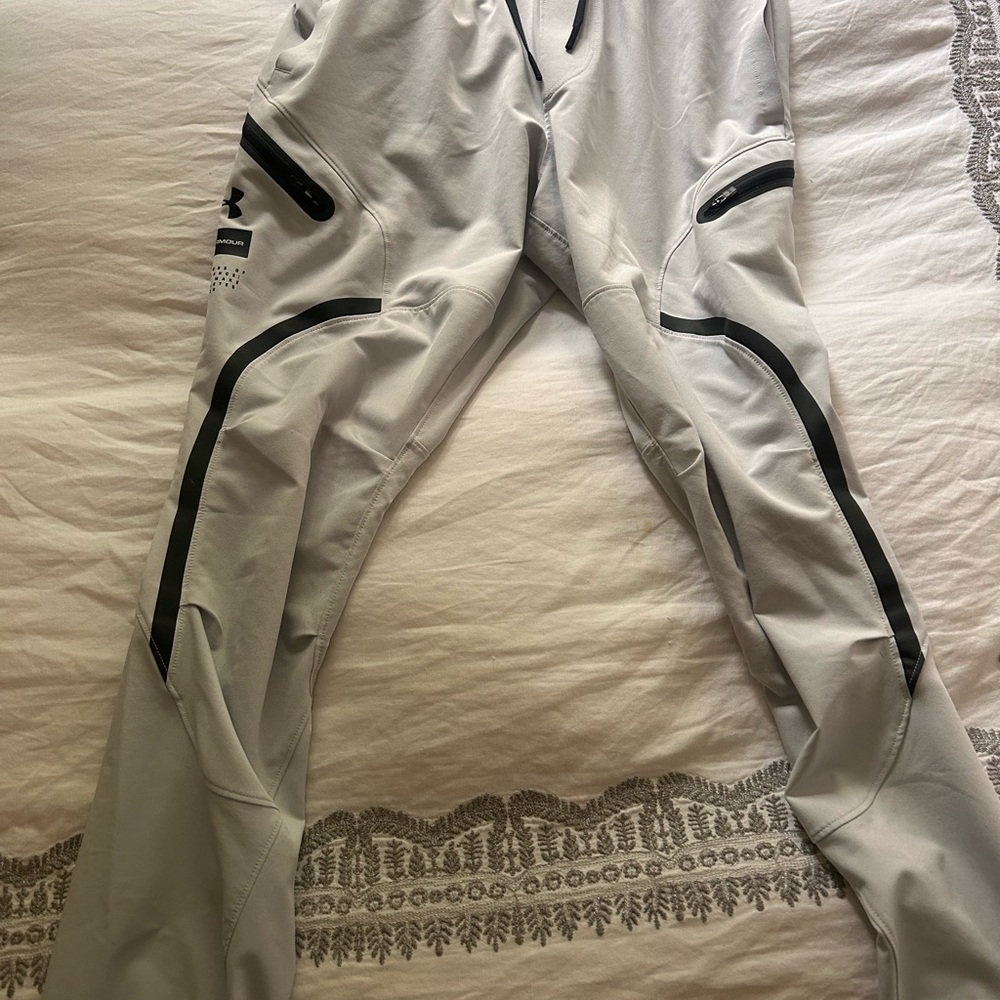 Under Armour Gray and Black Joggers Sleek Athletic Design